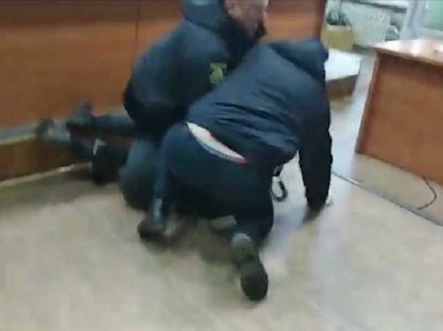 В Кривом Роге прямо в здании суда произошла потасовка с участием полицейских