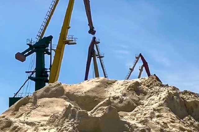 Чиновников Херсонского порта подозревают в разворовывании месторождения песка