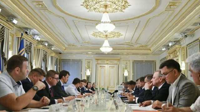 Офис президента Зеленского — позорный клуб бездарных односамокатчиков и шортоносчиков