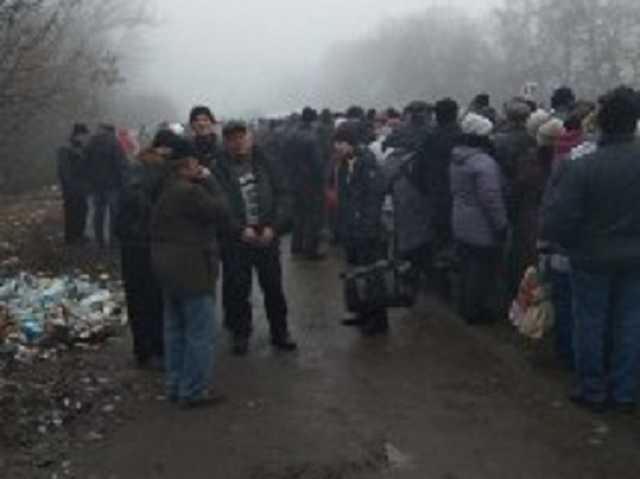 В сети показали фото огромной очереди на КПВВ на Донбассе