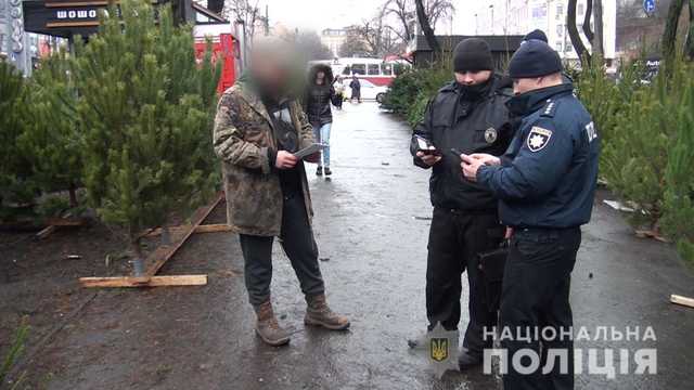 В Киеве полиция проводит рейды по выявлению незаконной продажи елок и пиротехники