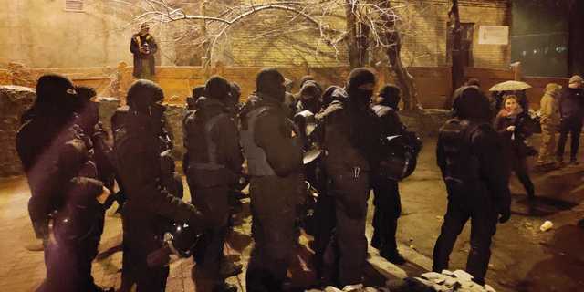 Возле Лукьяновского СИЗО начался протест против освобождения “беркутовцев”