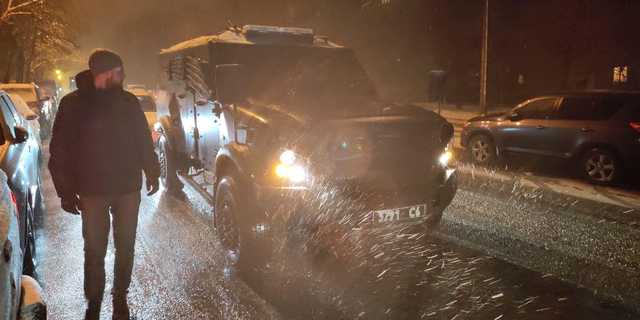 Неизвестные на военной технике приехали освобождать убийц Небесной Сотни