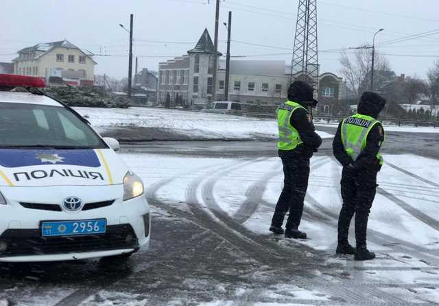 В Луцке мужчина с оружием в руках напал на почту, есть раненый