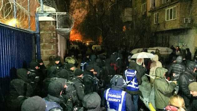 В полиции рассказали, что происходит под Лукьяновским СИЗО