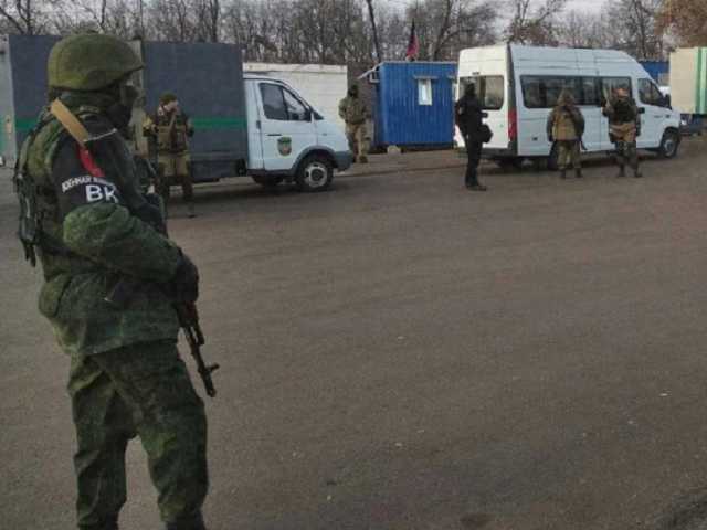 Обмен пленными: автобус из колонны боевиков устроил ДТП на КПВВ "Майорск"