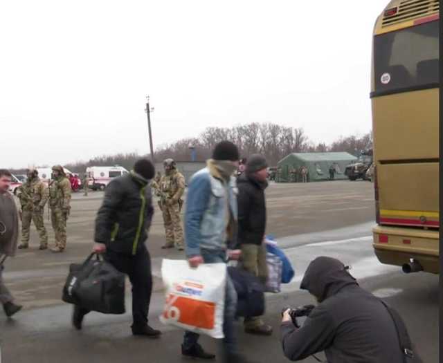 С пакетами – на выход: в сети показали, кого Украина выдает "Л/ДНР"
