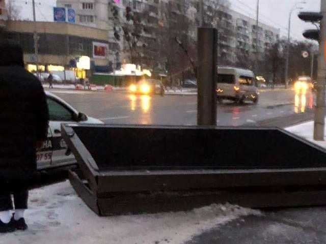 На ВДНХ в Киеве трактор снес рекламный щит