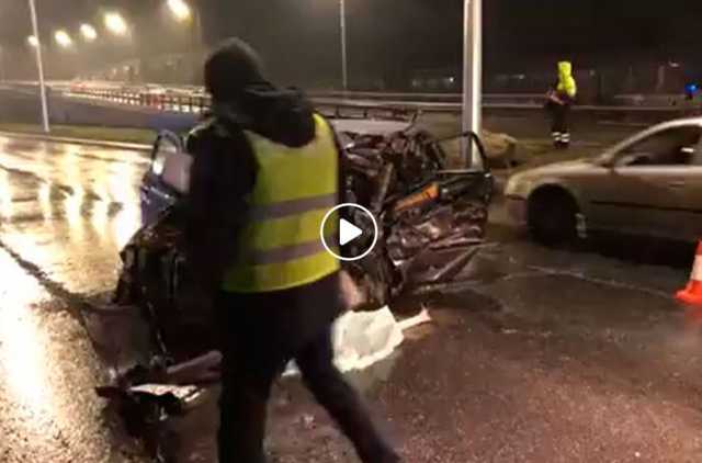 Кошмарное ДТП в Киеве: фура снесла отбойник и перевернулась на встречные авто