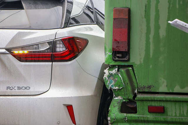 В Днепре столкнулись Lexus и маршрутка с пассажирами в салоне