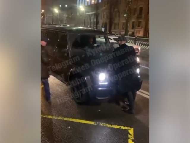 В центре Киева пешеход решил руками остановить «гелик» с автохамом