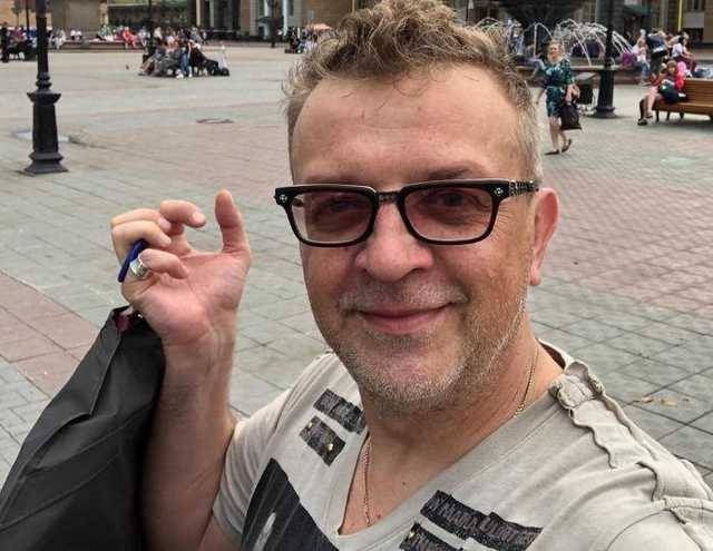 Российский певец из «Миротворца» устроил пьяный скандал в аэропорту