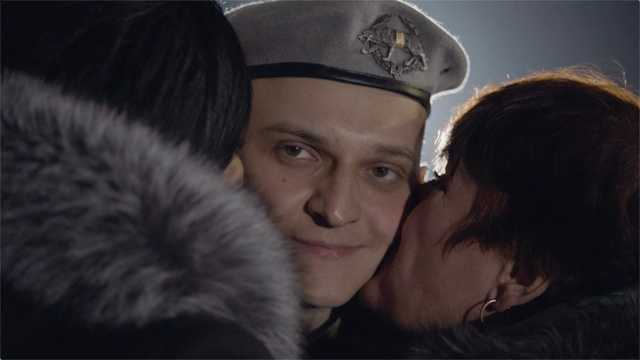 Зеленский показал видео встречи освобожденных из плена с родными