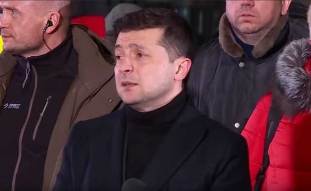 Зеленский ответил на просьбу украинцев лишить Медведчука почетного звания