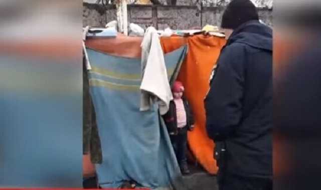 Среди пьяных бездомных: в Одессе отец покинул ребенка на свалке