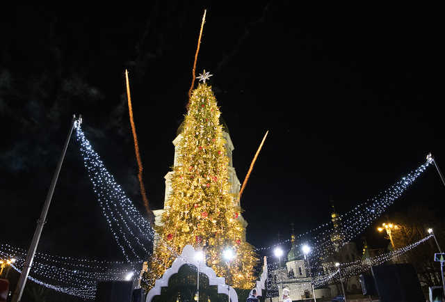 Як виглядають новорічні ялинки в обласних центрах України