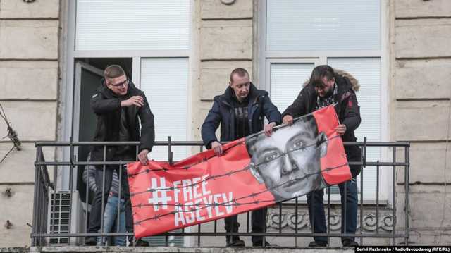 Журналіст Асєєв зняв банер #FreeAseyev з балкону редакції «Українського тижня»