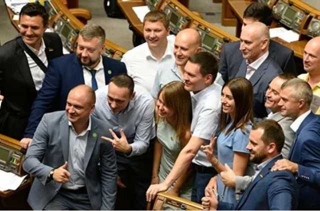 СМИ: Зеленский обманул украинцев - депутаты сохранили неприкосновенность