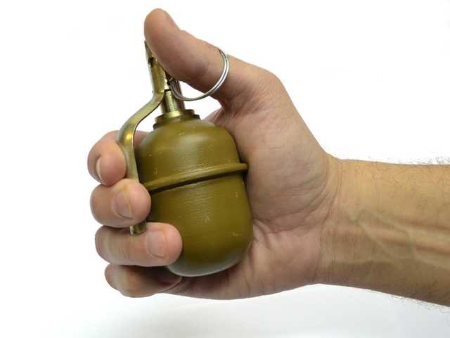 Из-за обиды 62-летний мужчина швырнул гранату во двор соседа в Авдеевке