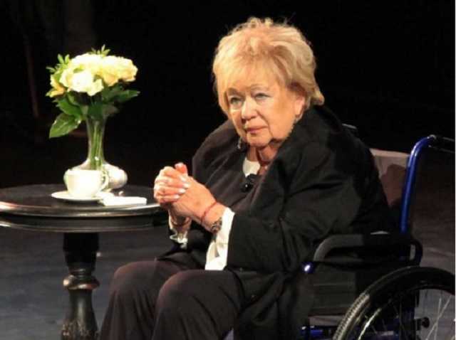 "Кощунство": на 9-й день на могилу Волчек принесли неожиданные предметы