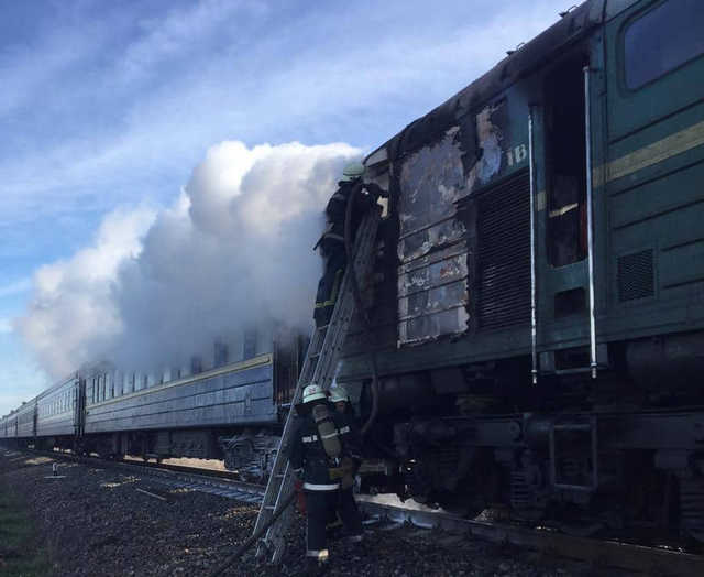 Поезд Харьков – Херсон с пассажирами загорелся на ходу: страшное видео