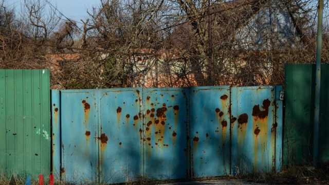 «Здесь живут!»: появились жуткие фото полуразрушенных окраин оккупированного Донецка