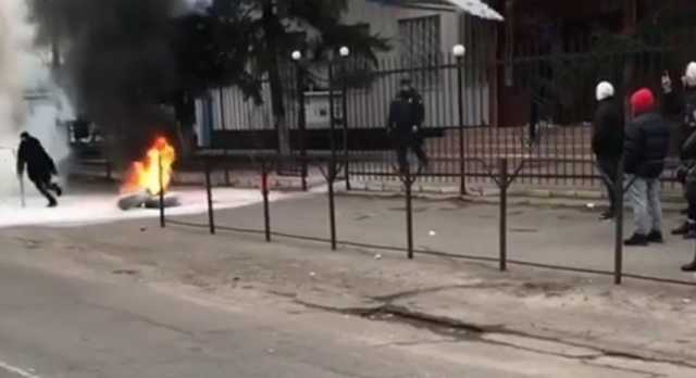 В Новой Каховке горожане жгут шины из-за убийства 26-летнего мужчины