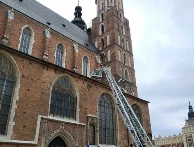 Украинец в Кракове уронил дрон на крышу костела, ему грозит 5 лет тюрьмы