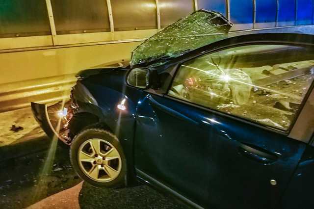 На выезде из Киева Renault, влетевший в отбойник, разорвало пополам