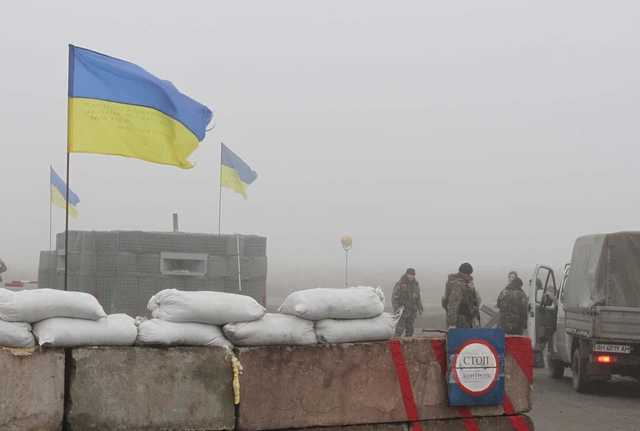 На Луганщині п’яний поліцейський на блокпосту погрожував журналістці