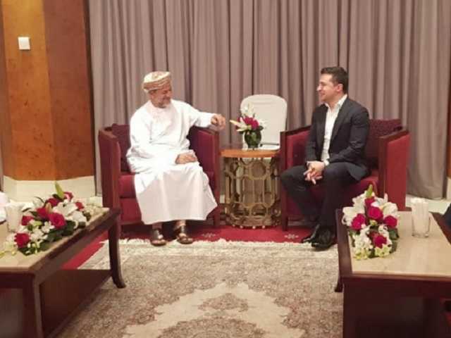 Найдите 5 отличий: на фото «официальных» встреч Зеленского в Омане нашли странный момент