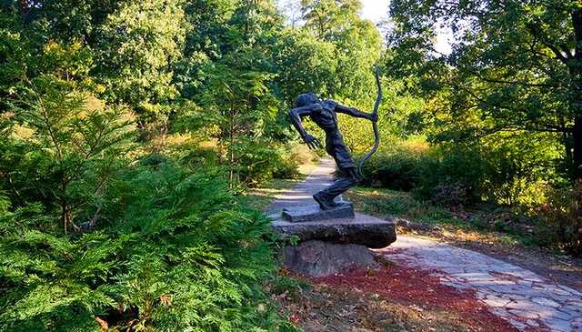 У Києві з Ботсаду імені Фоміна зникли ліхтарні стовпи 1890-х років