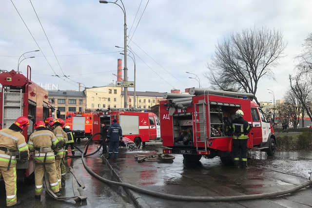 В Киеве загорелось здание Космолота