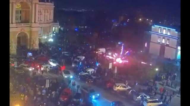 В Одессе фейерверк запустили прямо в толпу людей: момент попал на видео