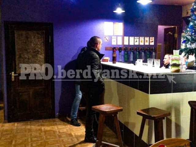 На запорожском курорте военные с пистолетом и ножом угрожали посетителям кафе