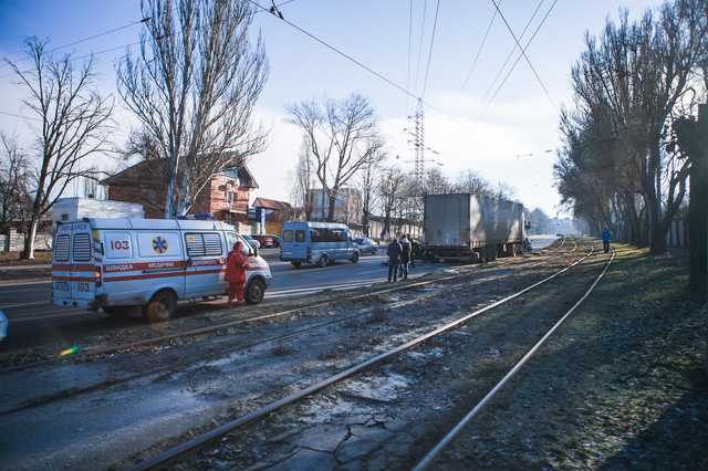 В Днепре Таврия влетела в фуру: от автомобиля осталась груда железа