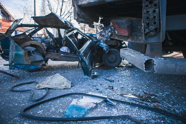 В Днепре Таврия влетела в фуру: пострадавшего не удалось спасти