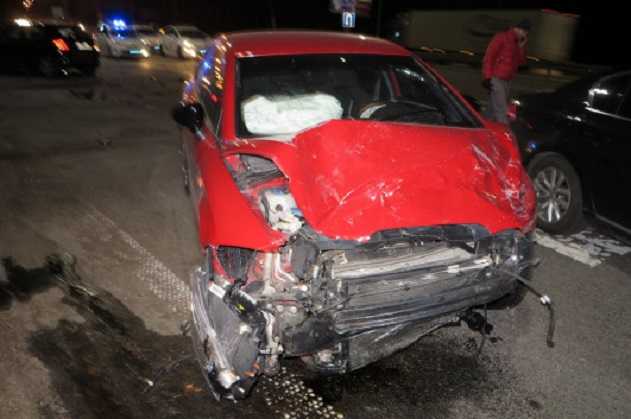 Легковушки не разминулись на Житомирской трассе под Киевом: одного из водителей спасают медики