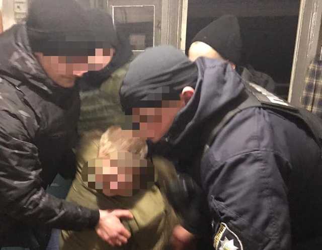 В селе Киевской области мужчина во время беседы ударил участкового в лицо отверткой