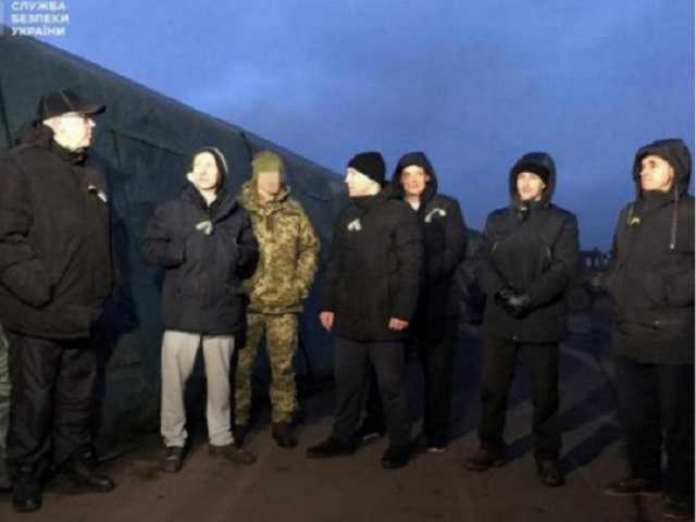 Освобожденных из плена боевиков на Донбассе украинцев переводят в санаторий в Пуще-Водице
