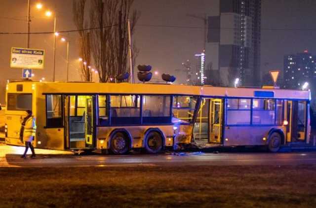 В Киеве Lexus протаранил пассажирский автобус