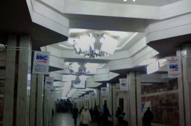 В харьковском метро мужчина атаковал людей, ЧП попало на камеру