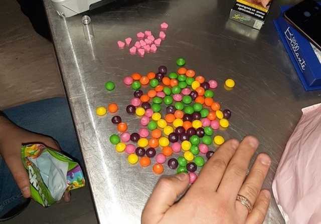 Мешканка Сум намагалася провезти в Україну екстазі під виглядом цукерок