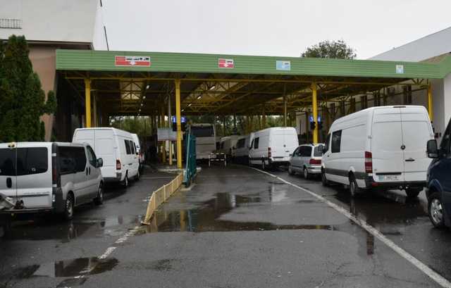 Украинцы возвращаются домой: на границе огромные очереди