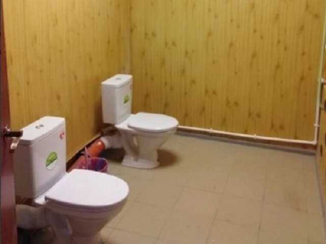 Российский мэр похвастался новыми унитазами в школе, но забыл разделить их перегородками