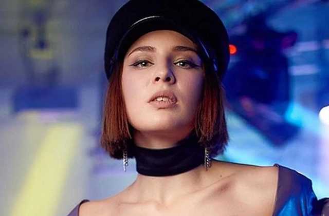 Разбили окно и вытащили сумку: в центре Киева ограбили популярную певицу