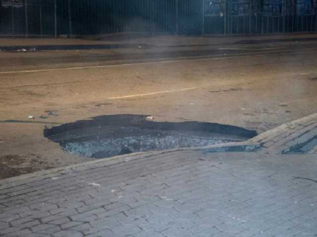 Возле ТЦ Ocean Plaza образовался новый провал: фото и видео с места ЧП