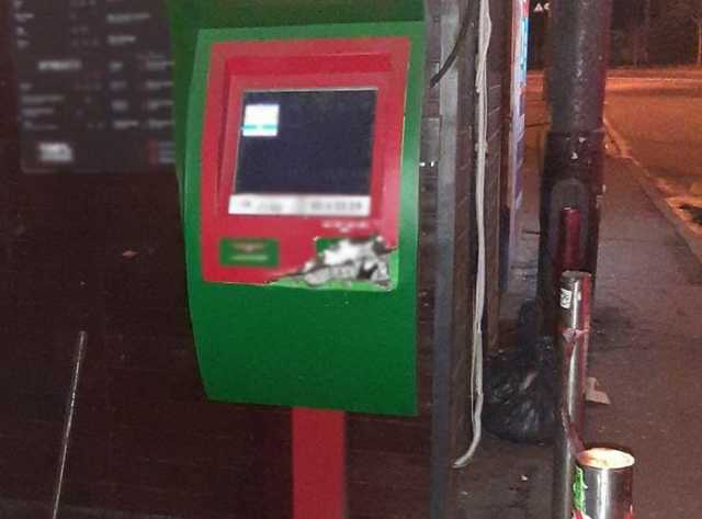 В Киеве двое мужчин с ломом и отверткой пытались ограбить банкомат