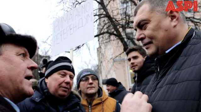 Нардепа от «Слуги народа» Юзика люди спросили о рынке земли, парламентарий сбежал