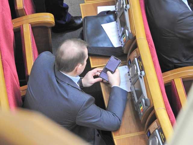 Депутат Мінько на засіданні Ради розважав себе смішними SMS